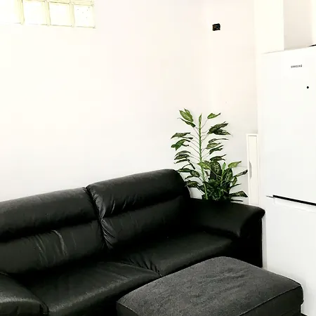 Oyo Duc De Gaeta בית הארחה